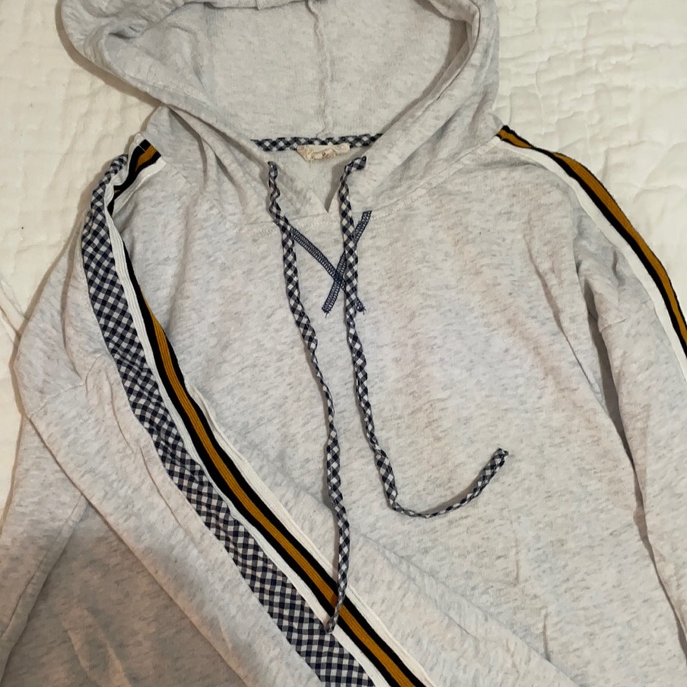 Trendy hooded sweater with decorative sleeves